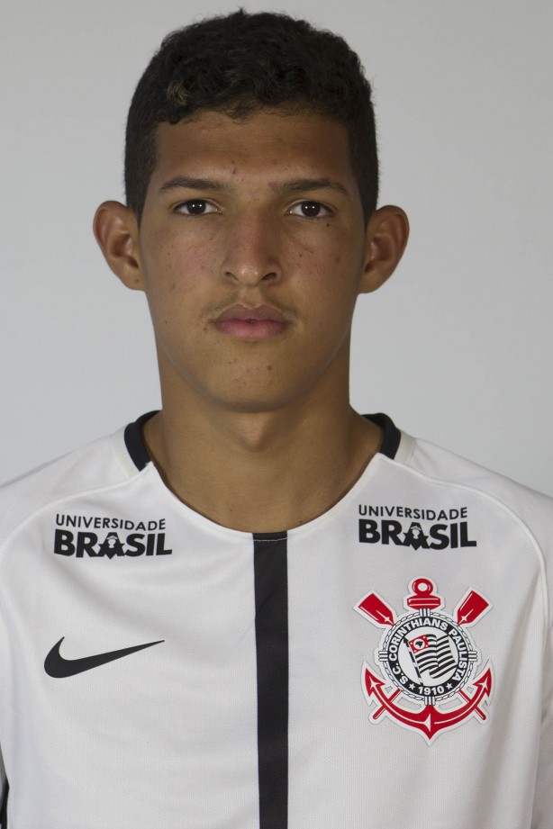 Matheus Matias durante seu primeiro ensaio 3x4 no Corinthians