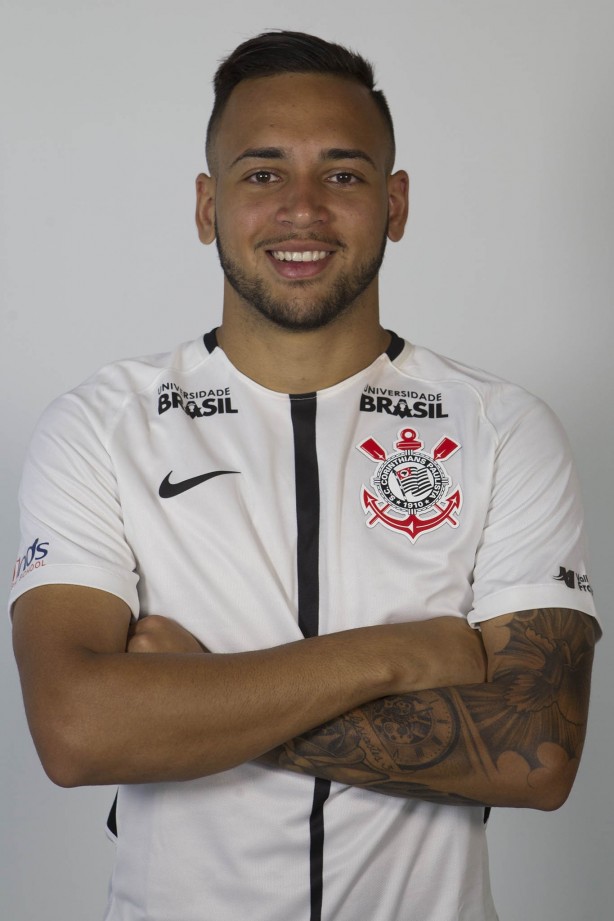 Maycon posa para foto 3x4 do Corinthians
