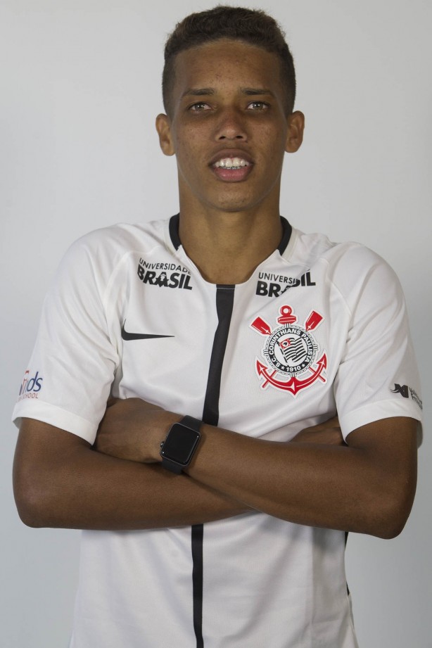 O jovem atacante Pedrinho durante ensaio 3x4