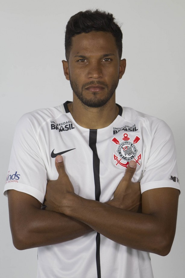 O zagueiro Yago durante ensaio 3x4 no Timão