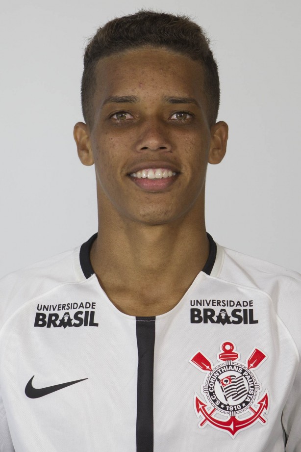 Pedrinho posando para fotos 3x4 do Timão