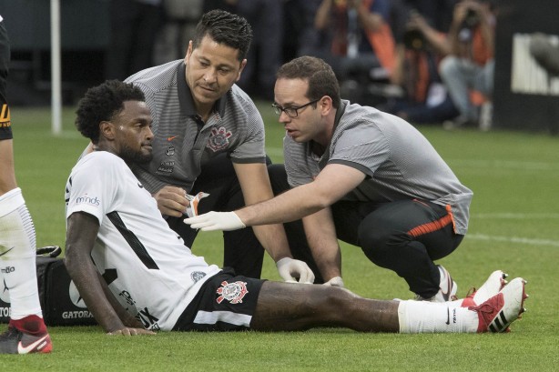 Renê Júnior tomou uma entrada violenta do goleiro Jaílson, do Palmeiras
