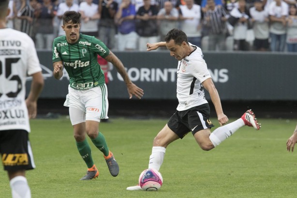 Rodriguinho cortou jogadores do Palmeiras e deu um tiro para a rede adversária abrindo o placar