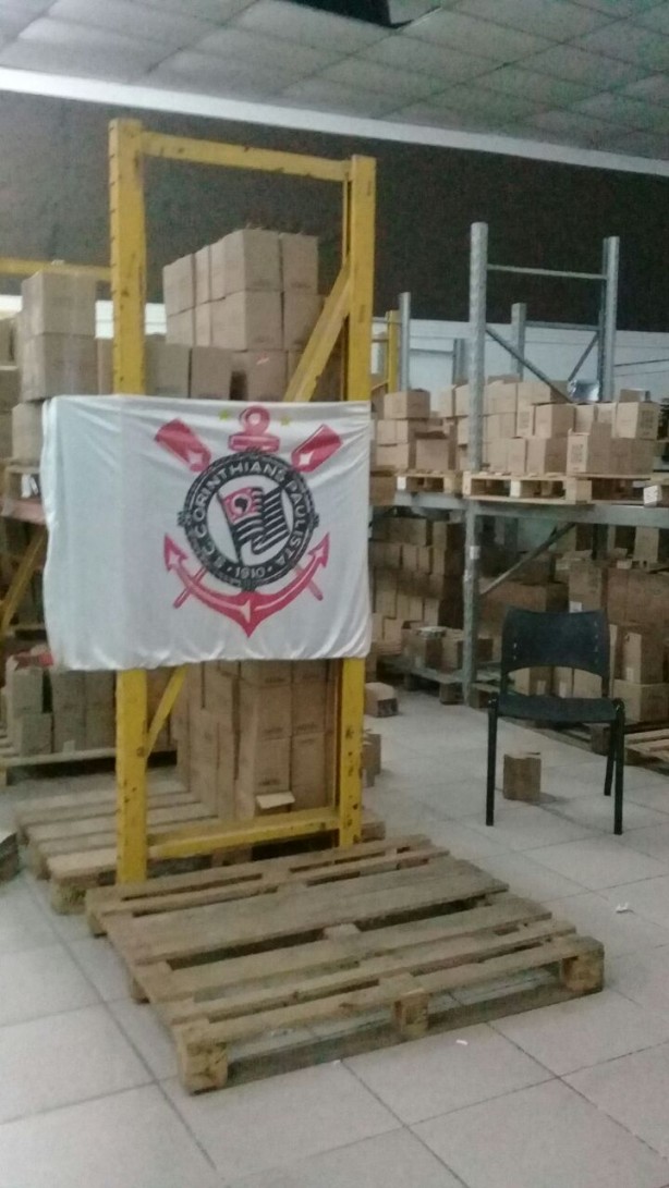 Bandeira do Corinthians marca presena at no servio de Danilo