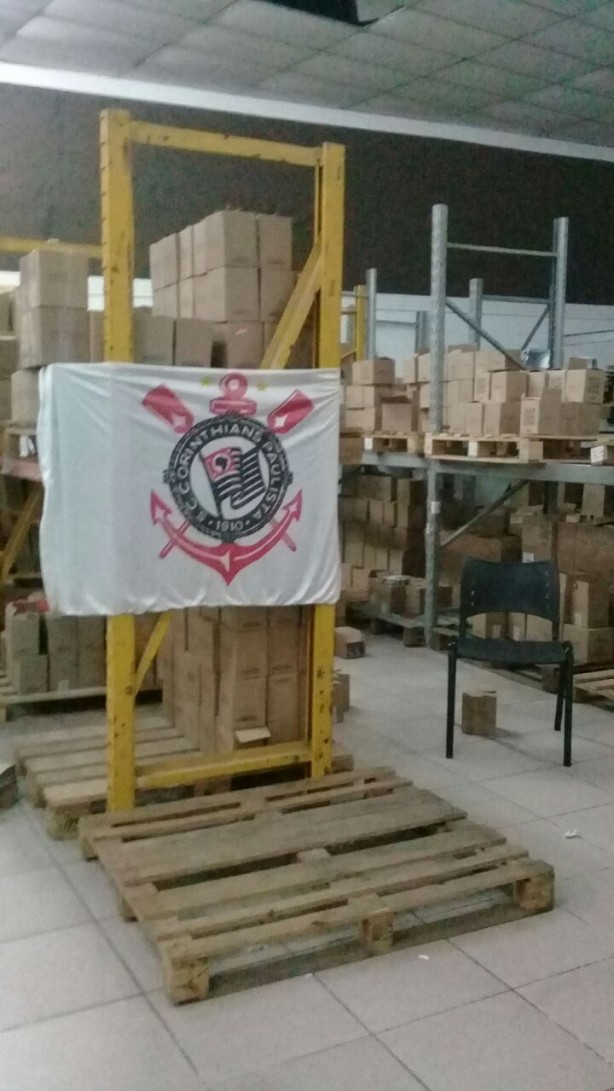 Bandeira do Corinthians marca presença até no serviço de Danilo