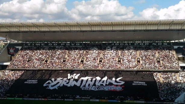 Bandeirão patrocinado estendido no setor Leste da Arena Corinthians
