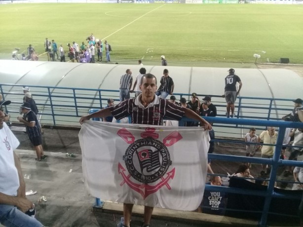 Danilo levou bandeira ao ltimo jogo do Corinthians em Santo Andr