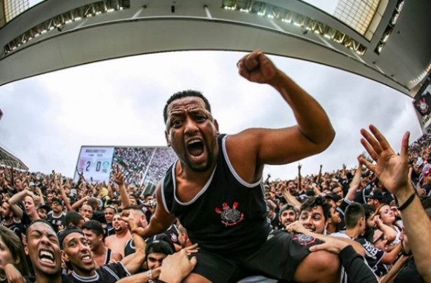 O fotógrafo vive de perto a explosão das arquibancadas da Arena