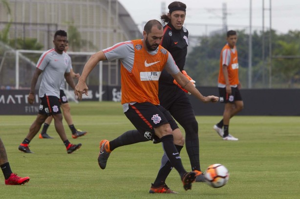Danilo e Càssio no CT durante treino da manhã