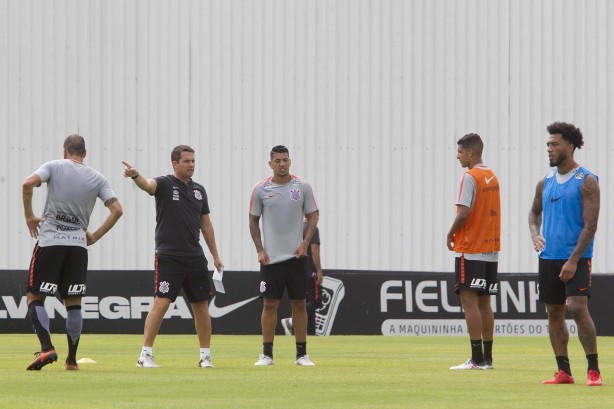 Grupo treina no CT antes do embarque para Colômbia