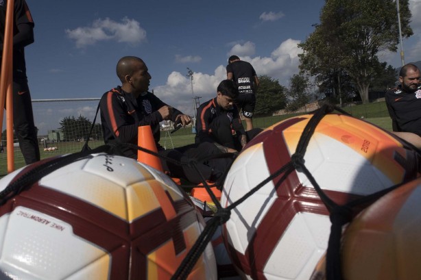 Jogadores treinam no El Campincito para enfrentar o Millonarios amanhã