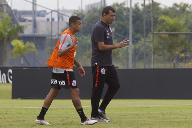 Marllon treina com o grupo no CT Joaquim Grava