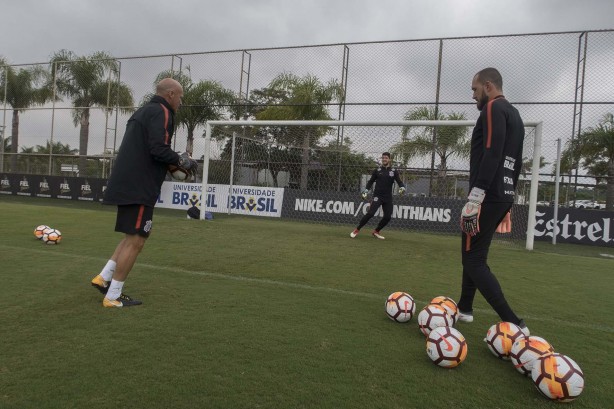 Mauri treinando os arqueiros do Timão
