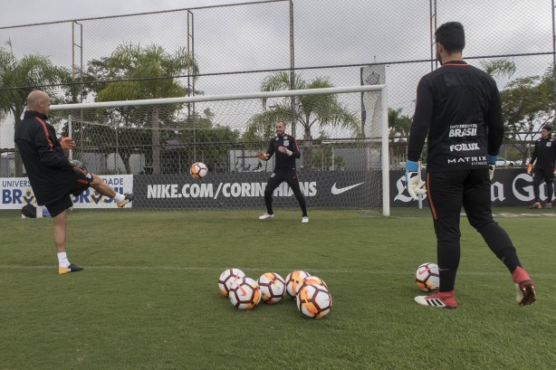 Mauri, Walter e Caíque no treinamento de goleiros da manhã de hoje no CT