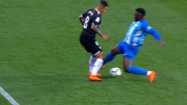 Arana dá caneta em estreia pelo Sevilla