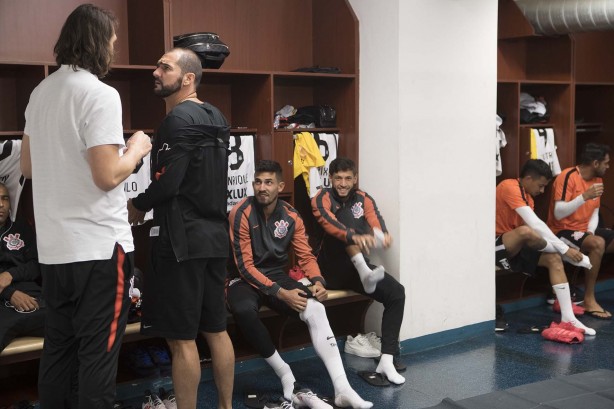 Danilo e Cássio no vestiário antes do jogo contra o Millonarios, no El Campín