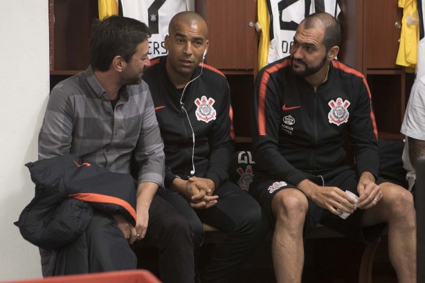 Duílio, Sheik e Danilo no vestiário do El Campín antes do jogo contra o Millonarios