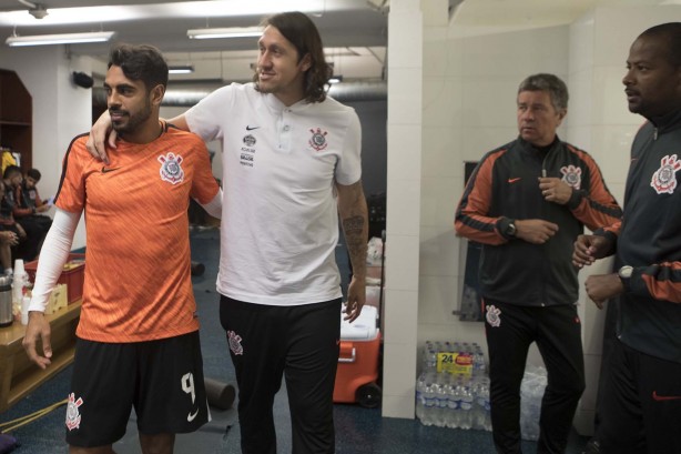 Dutra e Cássio antes do jogo contra o Millonarios, na Colômbia