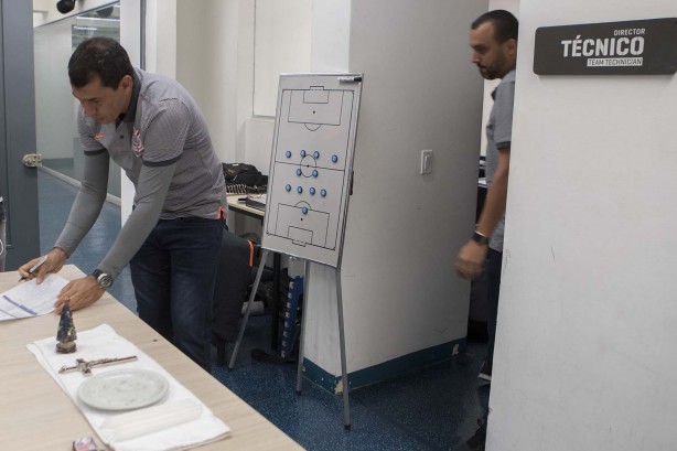 Fábio Carille prepara os últimos detalhes antes de encarar o Millonarios, na Colômbia