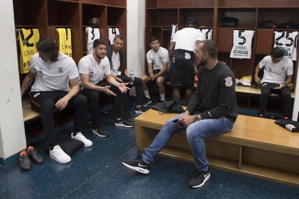 Jogadores aguardam o início do jogo contra o Millonarios, na Colômbia