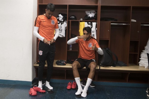 Lucca e Júnior Dutra no vestiário antes de Millonarios e Corinthians, no El Campín