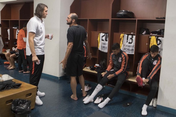 Os veteranos Cássio e Danilo no vestiário do El Campín antes do jogo contra o Millonarios