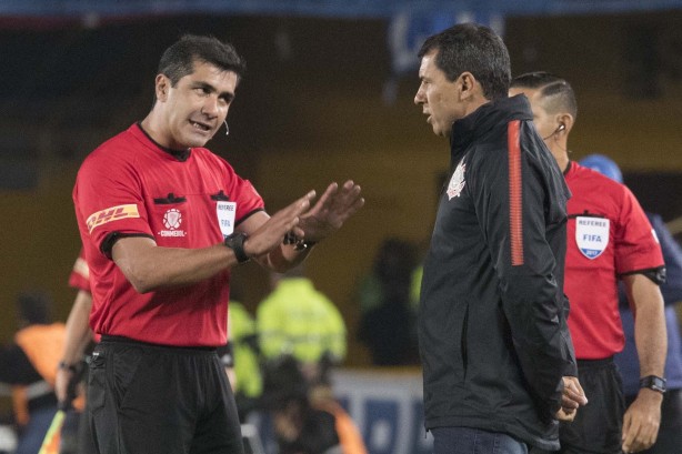 Árbitro da partida contra o Millonarios conversa com o técnico Fàábio Carille