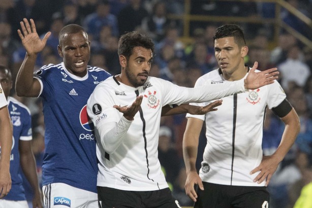 Dutra e Balbuena durante partida contra o Millonarios, no El Campín