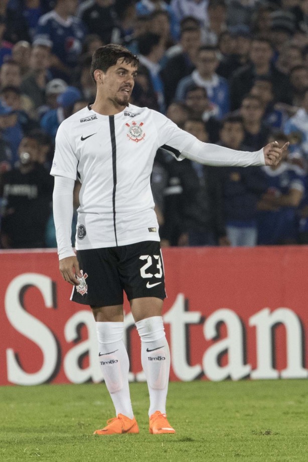 Fagner durante jogo contra o Millonarios, fora de casa