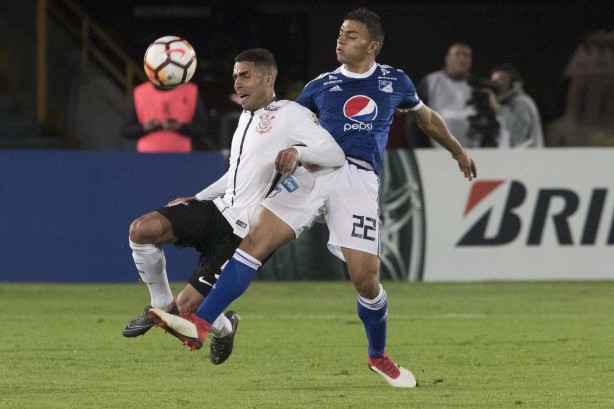 Gabriel atuando contra o Millonarios, na Colõmbia