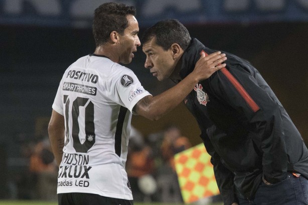 Jadson e Carille conversam durante partida contra o Millonarios, no El Campín