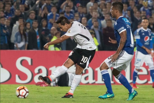 Jadson tenta o chute contra o Millonarios, pela estreia da Libertadores 2018