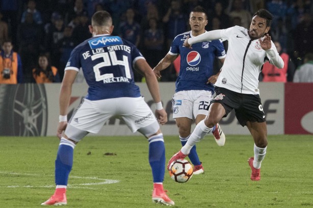 Júnior Dutra atuando contra o Millonarios, na Colômbia