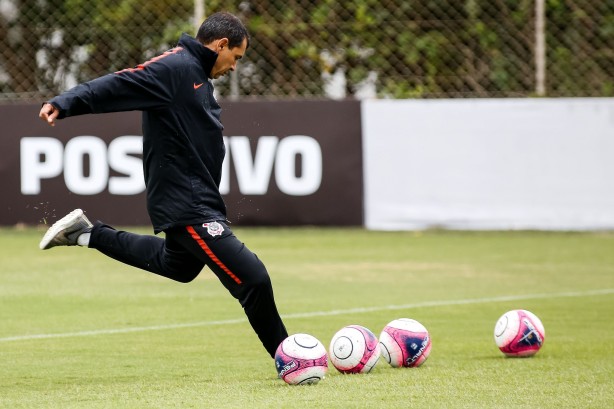 Até Fábio Carille arriscou uns chutes no treino de hoje