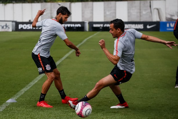 Capixaba e Rodriguinho em dividida durante treino de hoje no CT