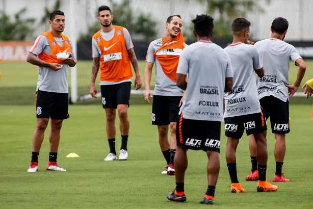 Elenco desembarcou no Brasil e já correu para o treino preparatório para o clássico alvinegro