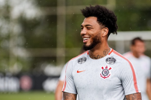 Kazim sempre sorridente no treino; Atacante não foi inscrito na Libertadores