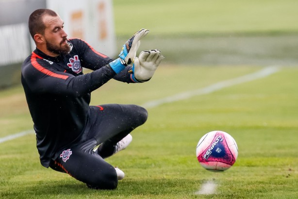 O goleiro Walter vem se recuperando de lesão e treina com os companheiros