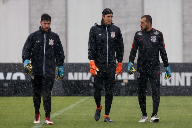 O trio de goleiros do Timão treina na chuva