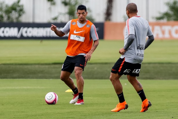 Os veteranos Ralf e Emerson Sheik no treino para encarar o Santos, pelo Paulistão