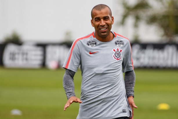 Sheik com o sorriso aberto no treino chuvoso de hoje no CT