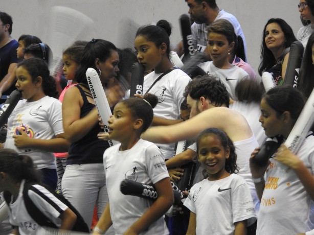 Crianças do instituto Passe de Mágica acompanharam o jogo de vôlei do Corinthians/Guarulhos
