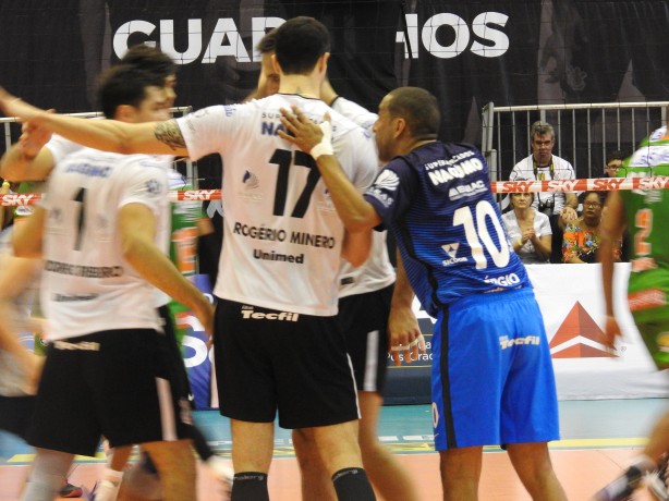 Jogadores comemoram ponto conquistado diante o Lebes Canoa, pela Superliga de vôlei