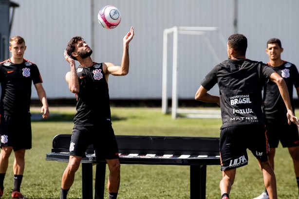 Capixaba treina no CT para enfrentar o Santos, no domingo