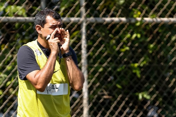 Carille passa instruções ao time no último treino da semana