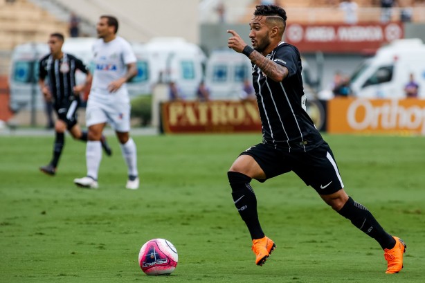 Clayson carrega a bola durante partida contra o Santos, no Pacaembu