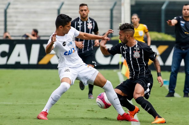 Clayson em embate contra o Santos, no Pacaembu