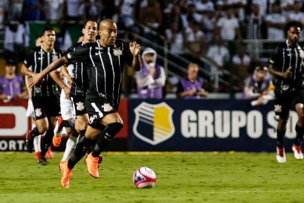 Emerson Sheik entrou no segundo tempo da partida contra o Santos, no Pacaembu