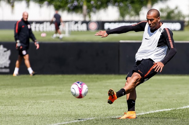 Emerson Sheik pode entrar no segundo tempo contra o Santos, no Pacaembu