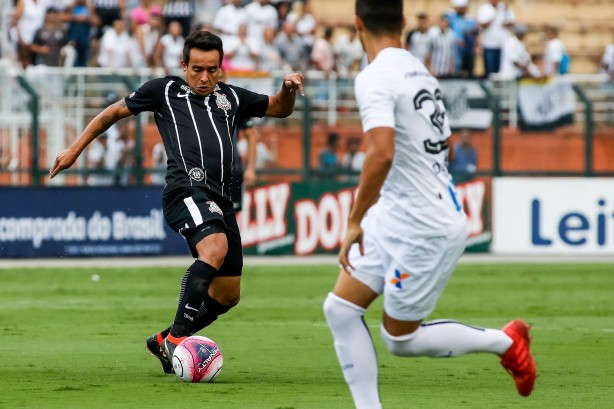 Jadson durante o empate contra o Santos, no Pacaembu